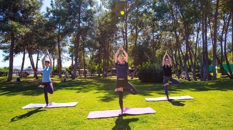 Bahçede yoga