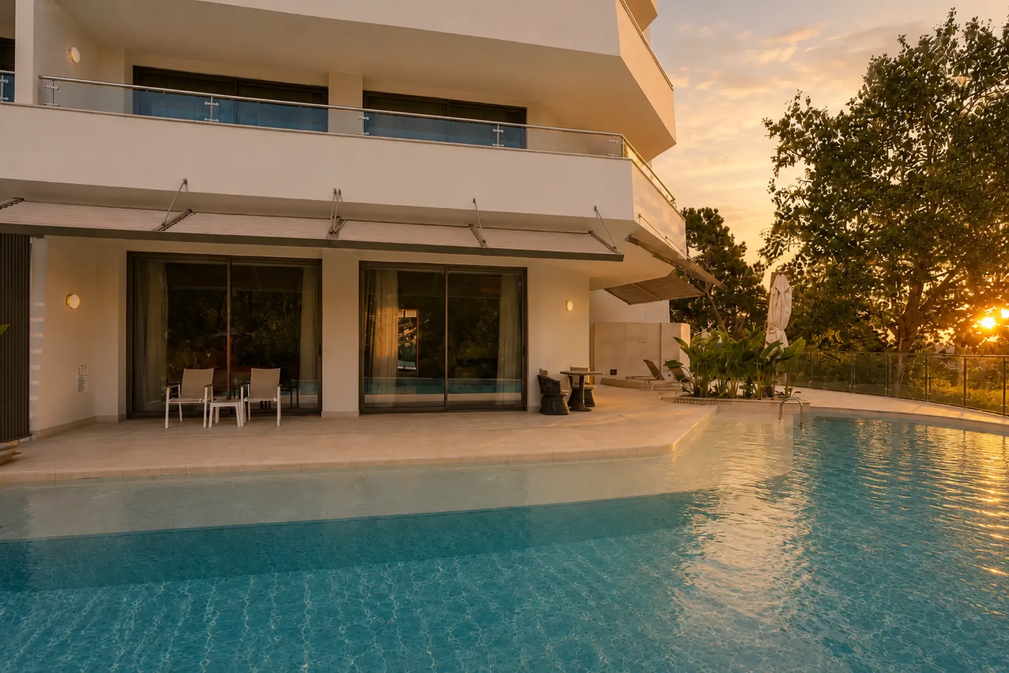 Gün batımında swim-up odaların önündeki havuz