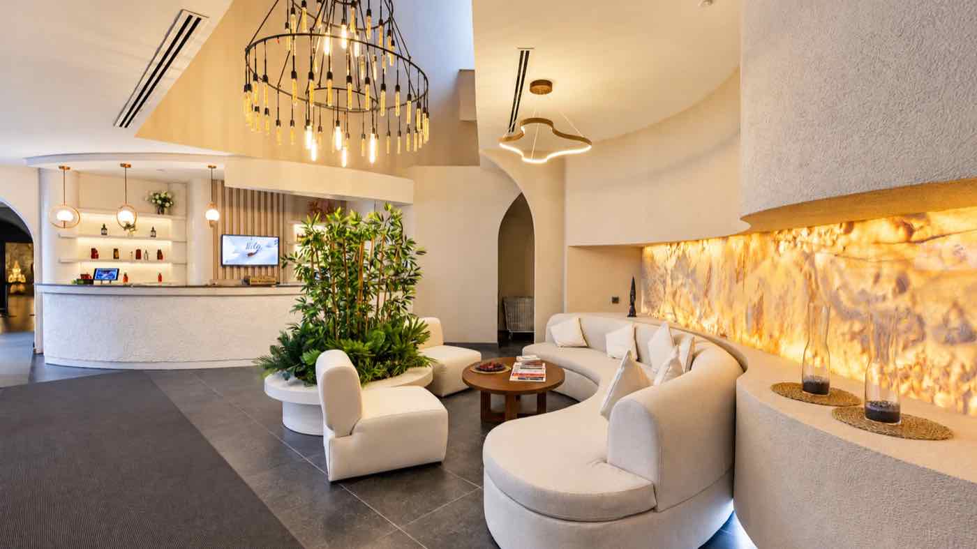 Mirage Park Spa karşılama salonu, avize ve aydınlatmalı oniks duvar